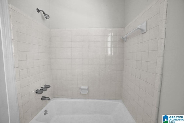 bathroom with tiled shower / bath combo