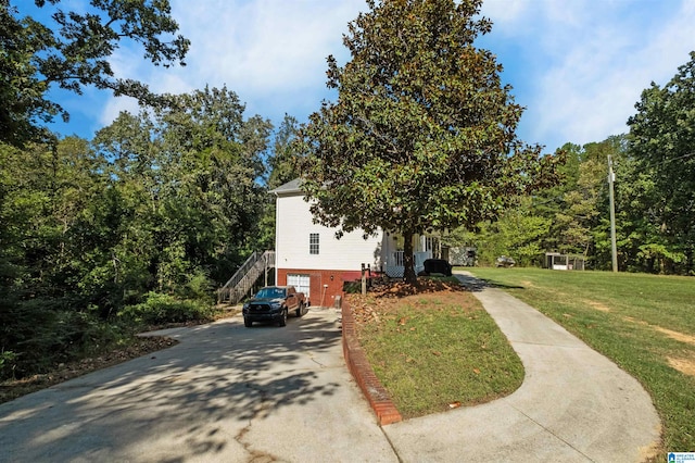 view of front of property with a front yard