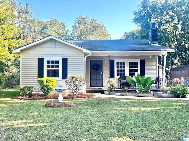 view of front of home featuring a front lawn and covered porch