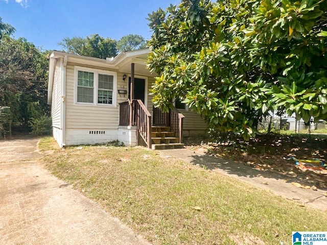 view of front of property with a front yard