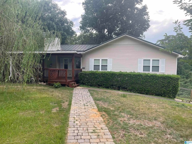 view of front of property featuring a front lawn