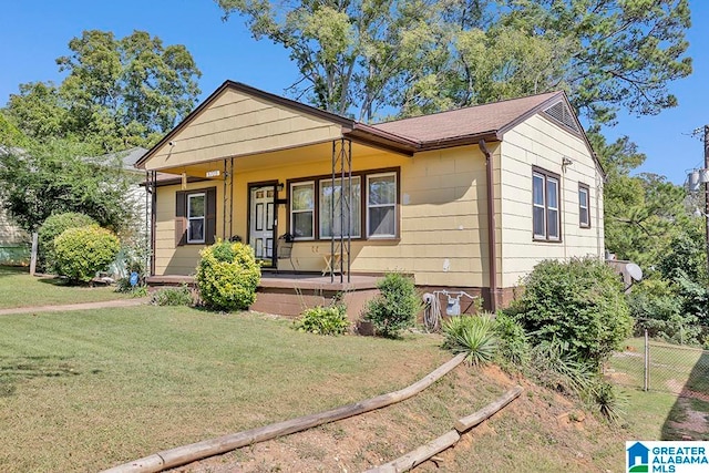 view of front facade featuring a porch and a front lawn