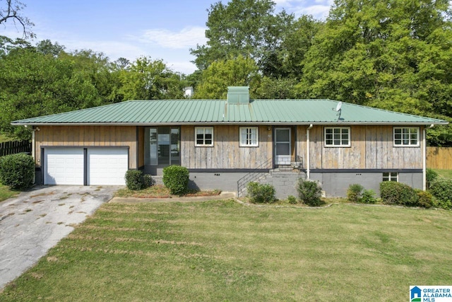 ranch-style house featuring a front lawn and a garage