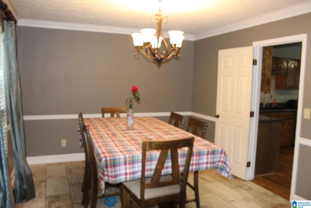 dining space featuring light wood-type flooring, a notable chandelier, and crown molding