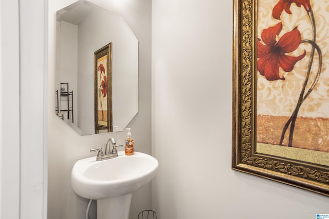 bathroom featuring sink