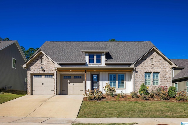 craftsman inspired home featuring a front lawn and covered porch