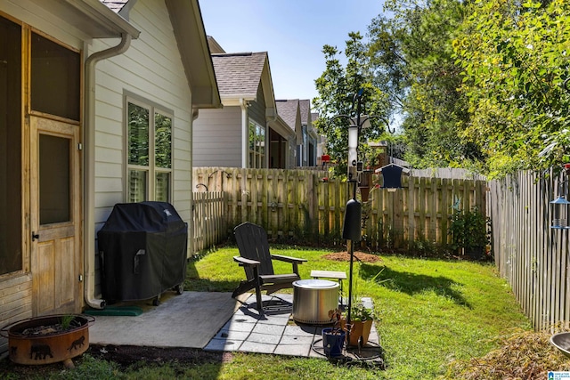 view of yard featuring a patio