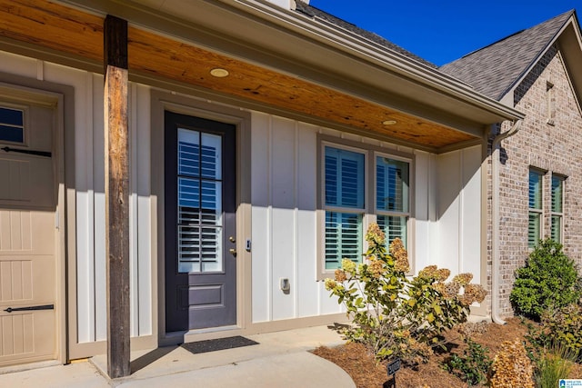 entrance to property featuring covered porch