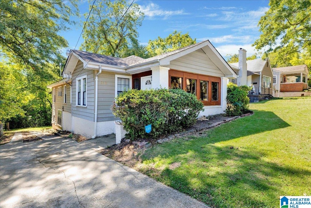 view of front of house featuring a front yard