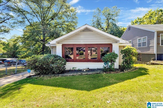 view of front of property featuring a front lawn