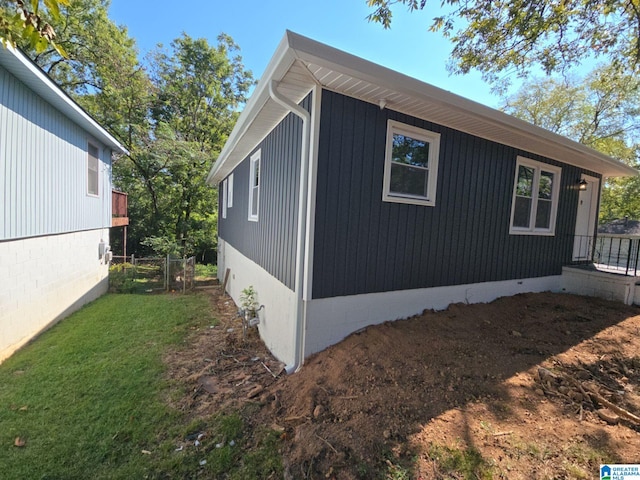 view of side of property featuring a yard