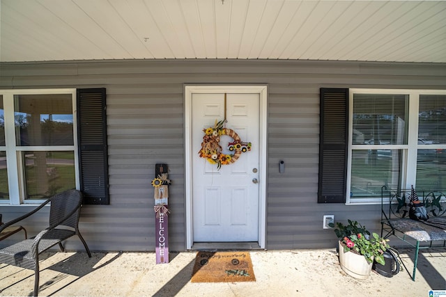 entrance to property featuring covered porch