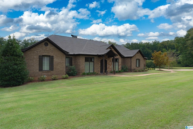 view of front facade featuring a front yard