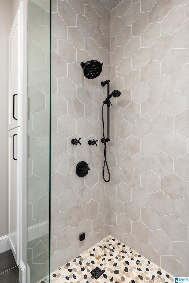 bathroom featuring tiled shower