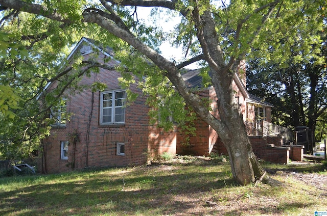 view of side of property featuring a lawn