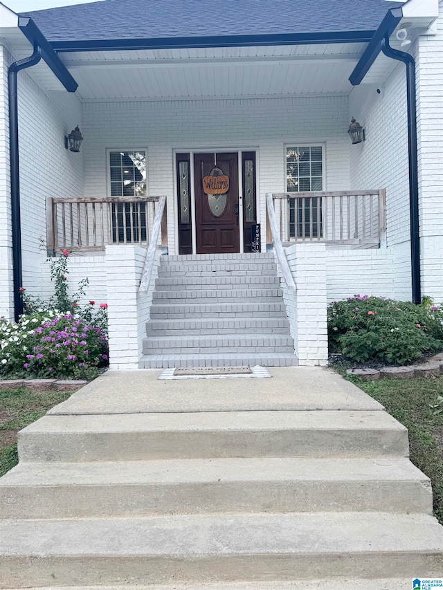 entrance to property featuring covered porch