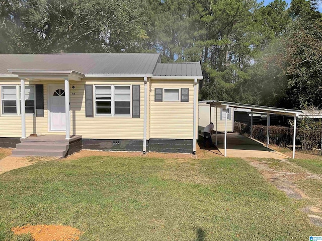 view of front of house featuring a front lawn and a carport