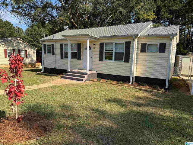 view of front of property featuring a front lawn