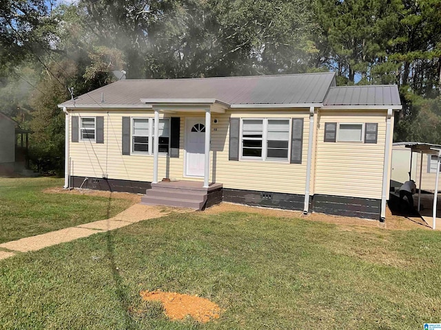 view of front of property featuring a front lawn