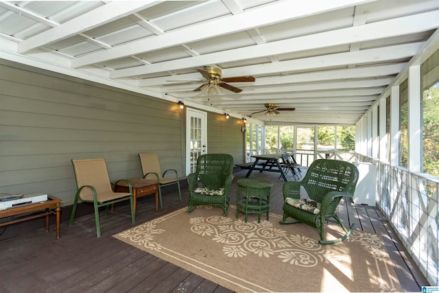 sunroom with ceiling fan