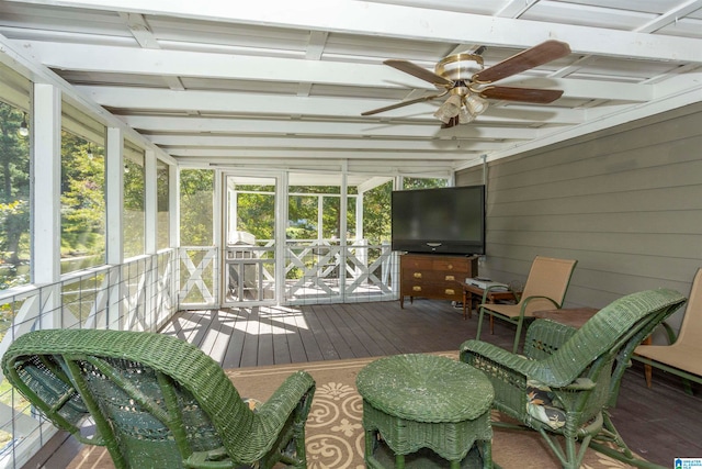 sunroom with ceiling fan