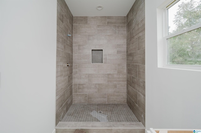 bathroom featuring a tile shower