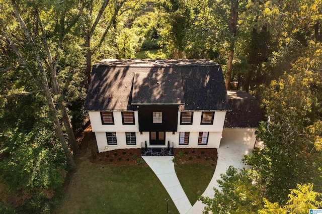 view of front of property with a front yard