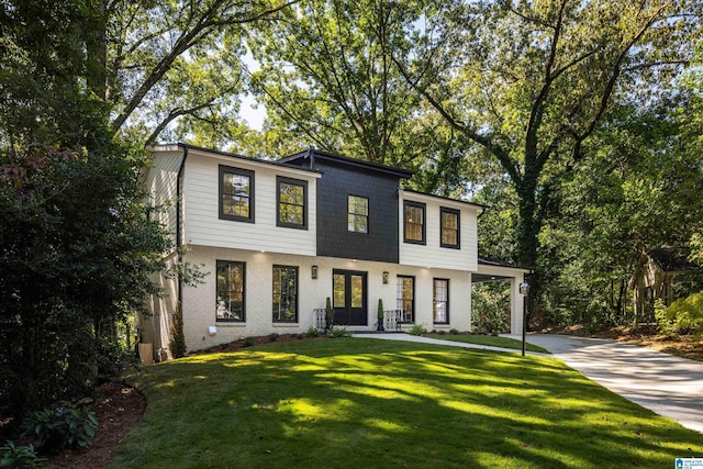 view of front of house featuring a front lawn