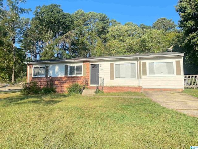 ranch-style home with a front yard