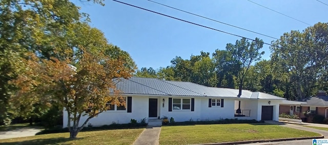 single story home with a front lawn