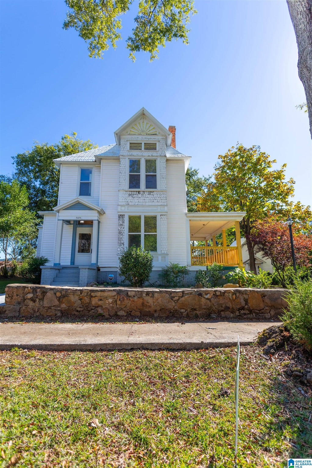 view of front of house featuring a front yard