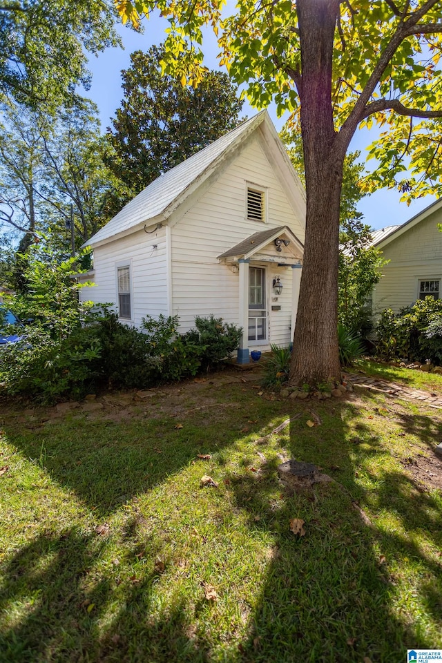 view of front facade with a front lawn