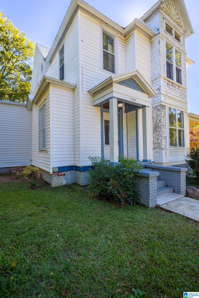 view of front facade featuring a front yard