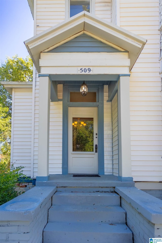 property entrance featuring a porch