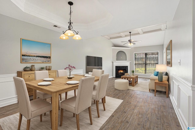 dining area featuring a tray ceiling, hardwood / wood-style flooring, and ceiling fan