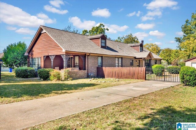 view of front of property featuring a porch, fence, and a front yard