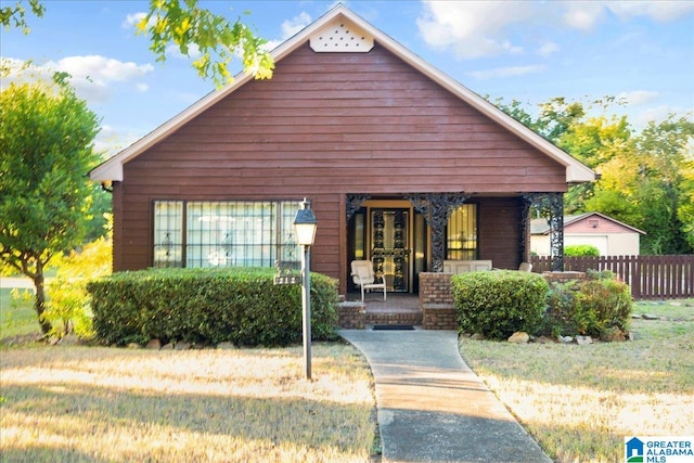 view of front of property featuring a porch and a front lawn