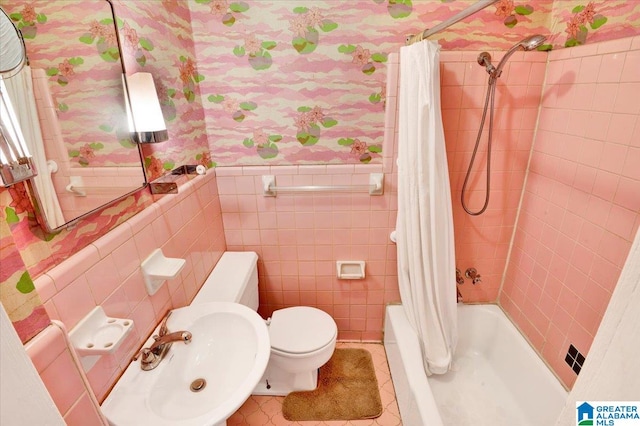 full bathroom featuring sink, toilet, shower / bath combo with shower curtain, tile walls, and tile patterned flooring