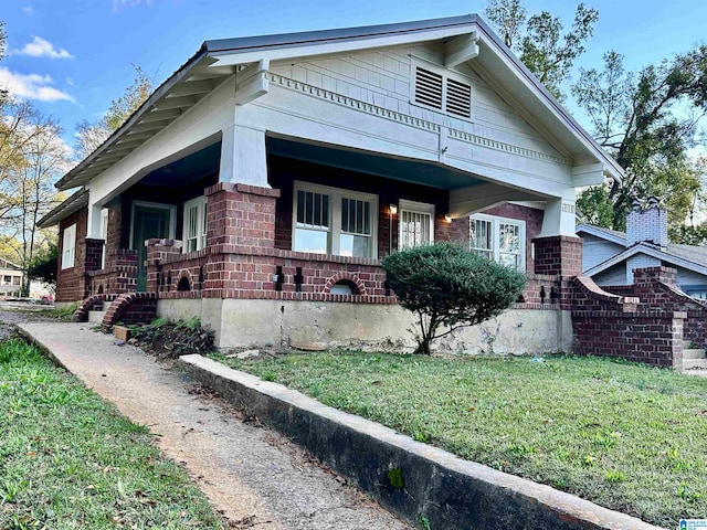 view of side of property featuring a lawn