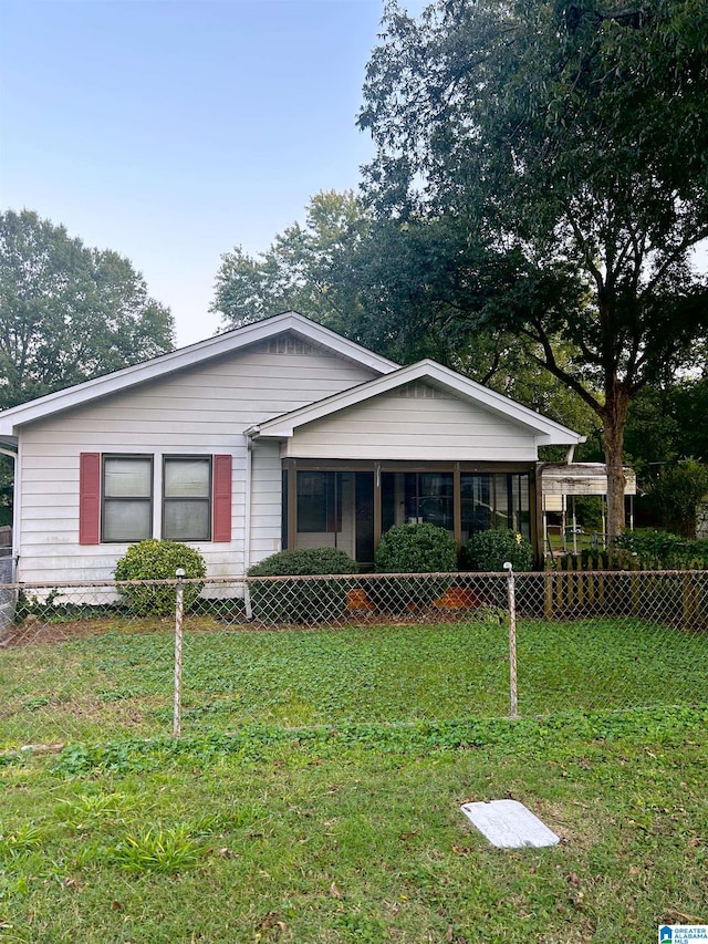 single story home featuring a front lawn