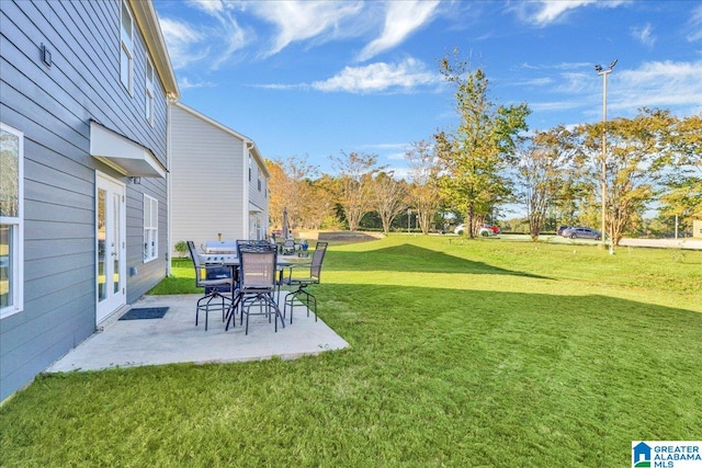 view of yard featuring a patio area