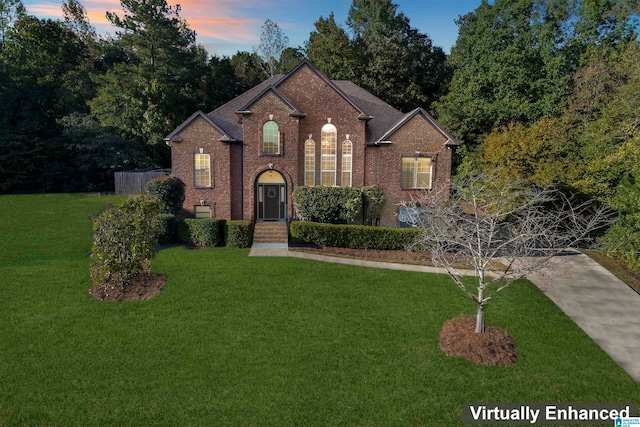 view of front property featuring a lawn