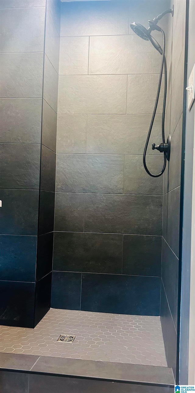 bathroom featuring a tile shower