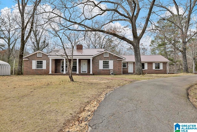 single story home with a front lawn