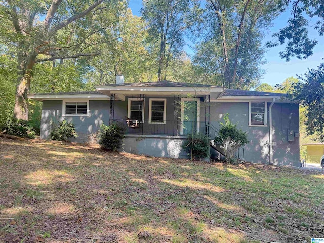 single story home with a front yard