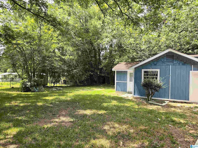 view of yard with a shed