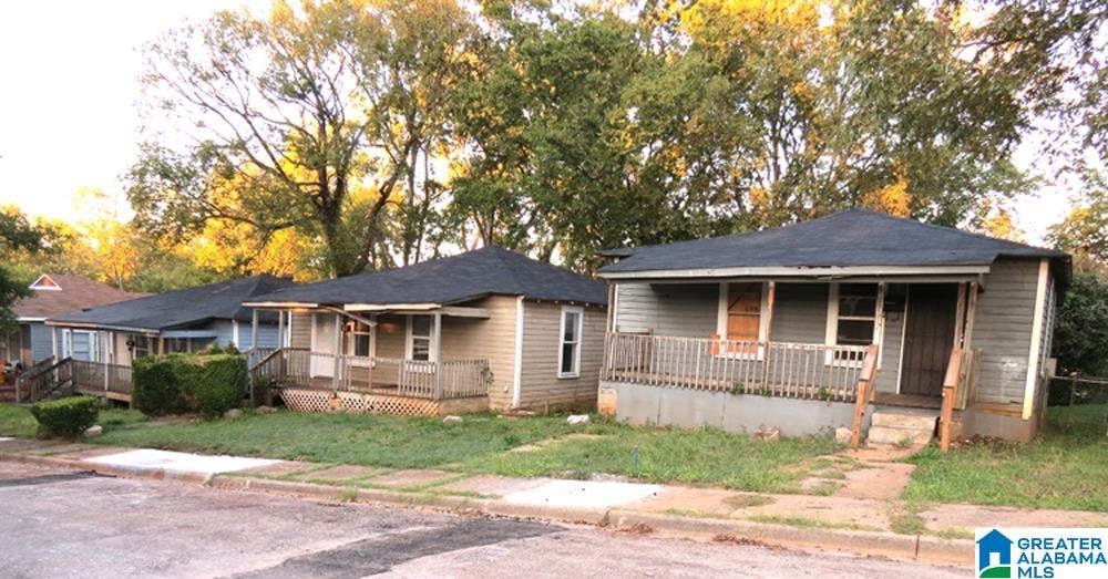 view of front of home with a front yard and covered porch