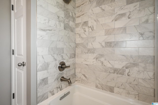 bathroom with tiled shower / bath