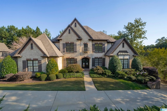 view of front of home with a front yard