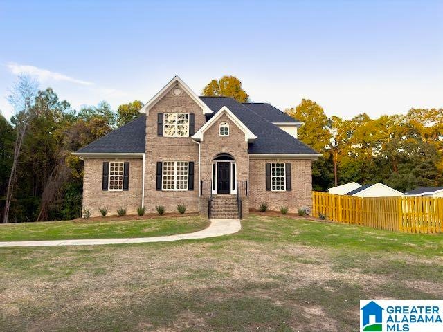 view of front of home featuring a front yard